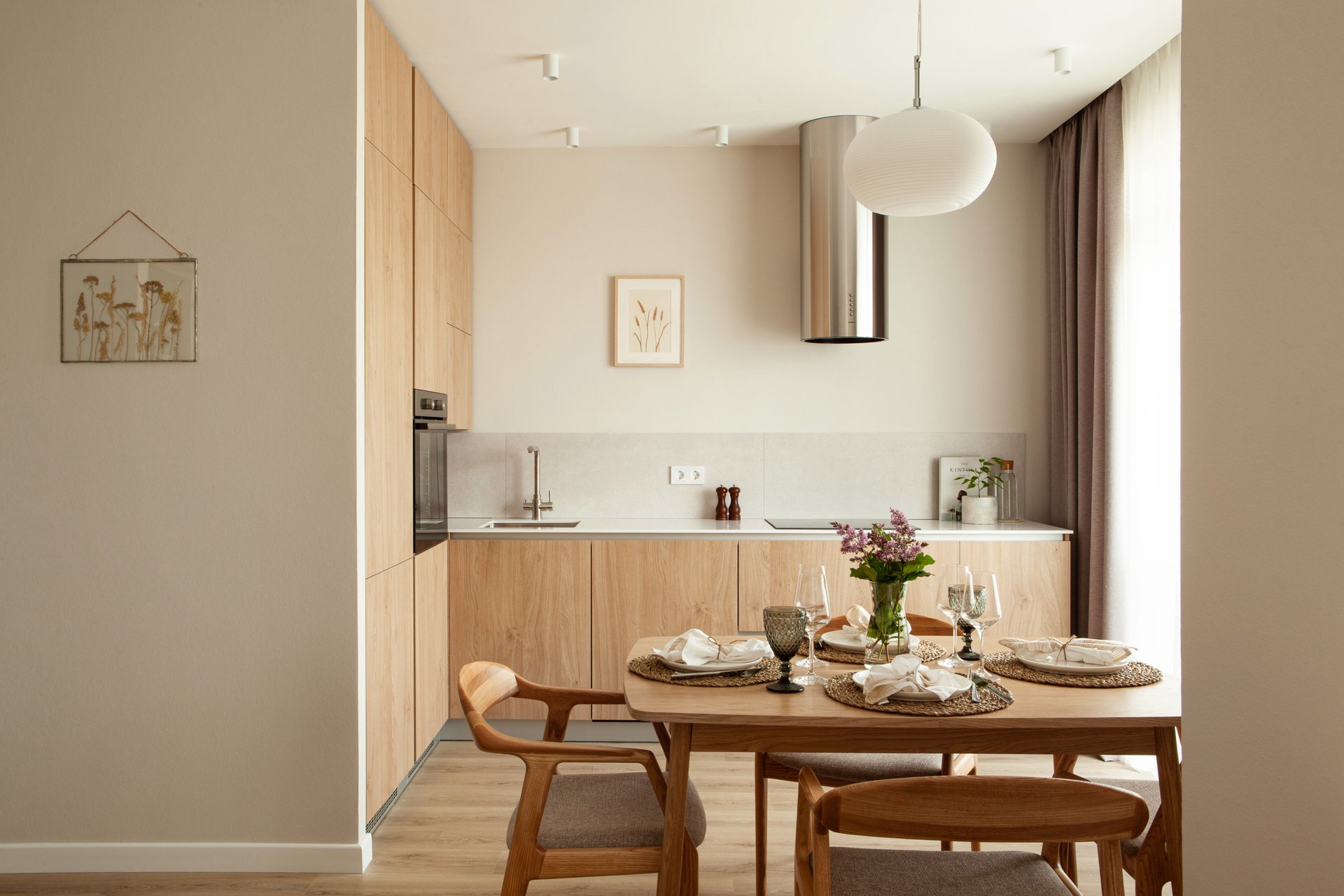 Укладка пробковых плинтусов для интерьеров в стиле эко-ремонта