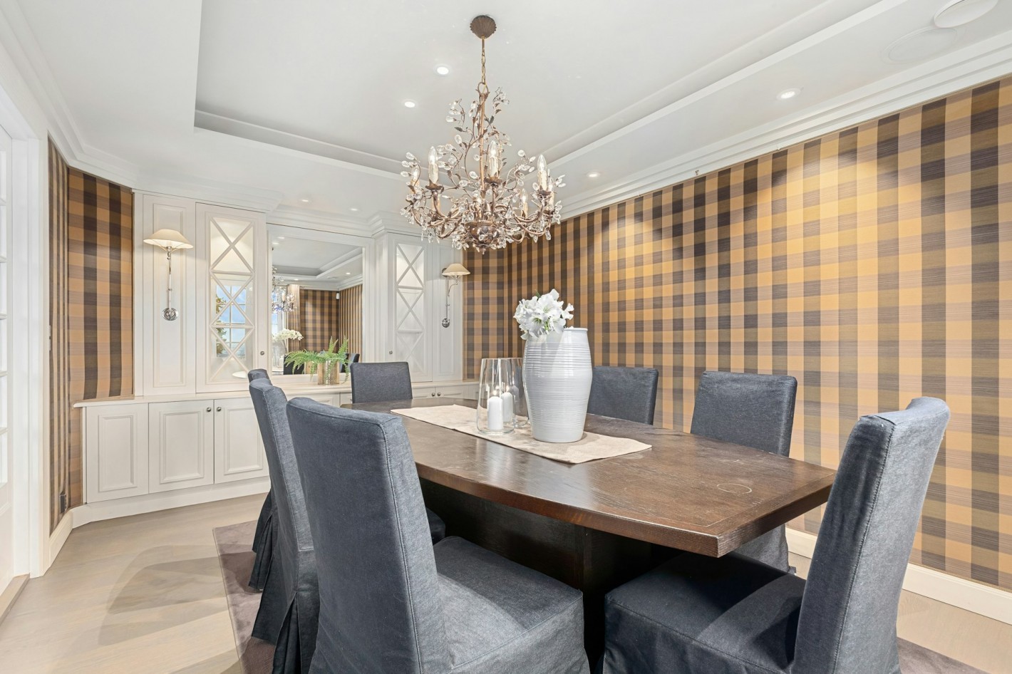 Массивные плинтусы для классического дизайна