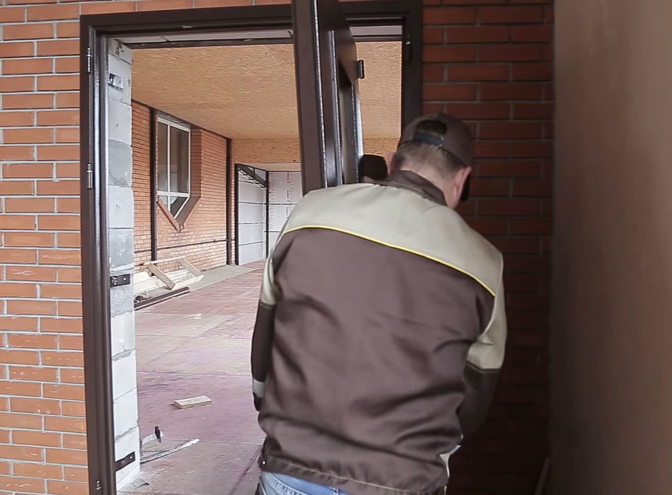 Демонтаж старых дверей: быстро и аккуратно