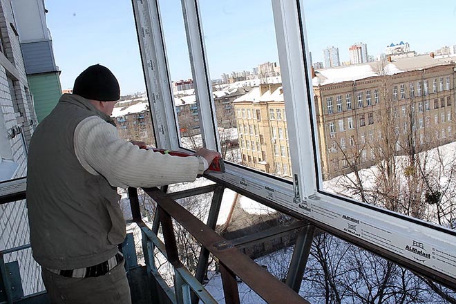 Зимний балкон: как сделать лоджию тёплой и уютной зимой