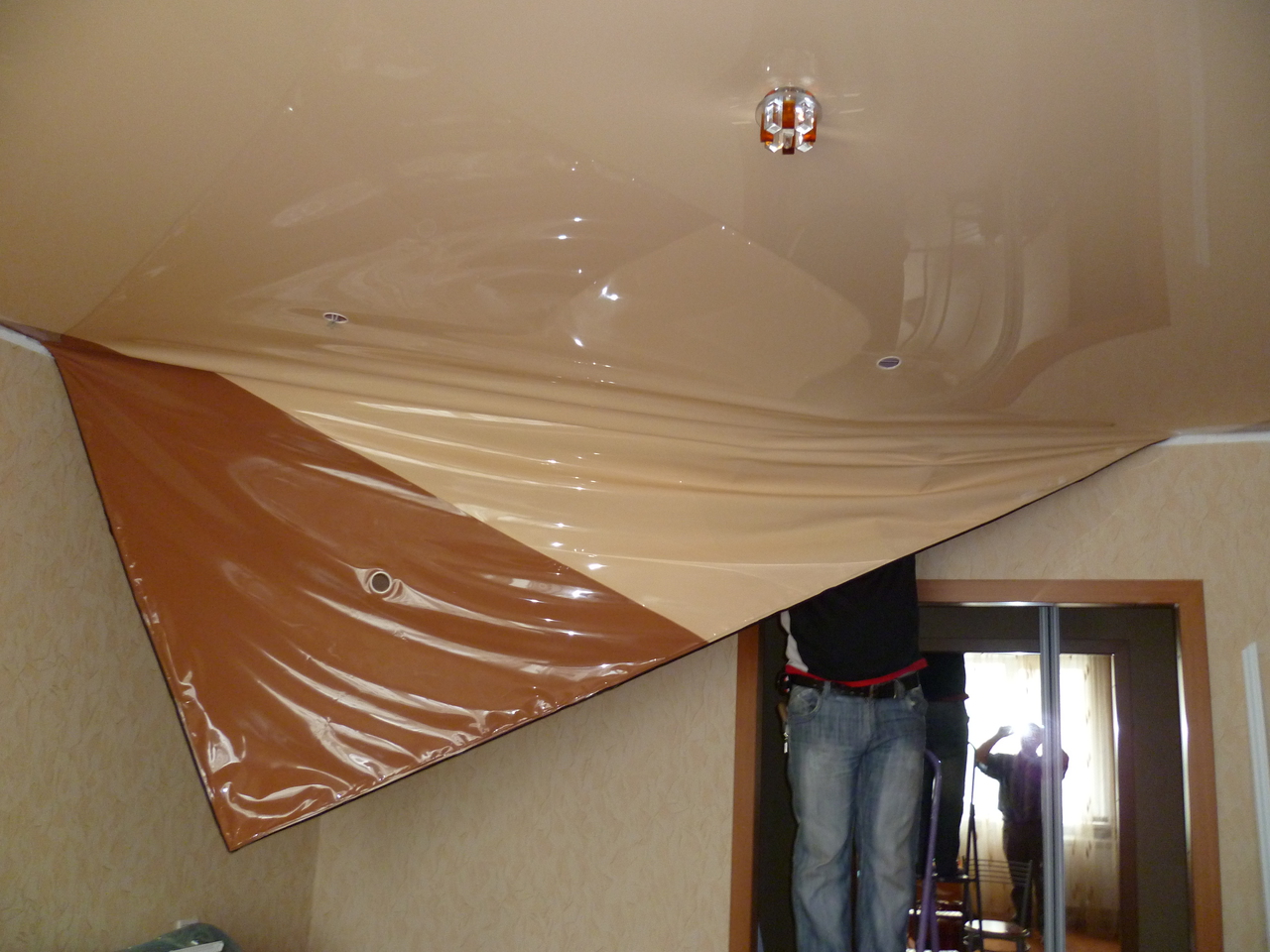 Демонтаж натяжных потолков: важные моменты и пошаговая инструкция