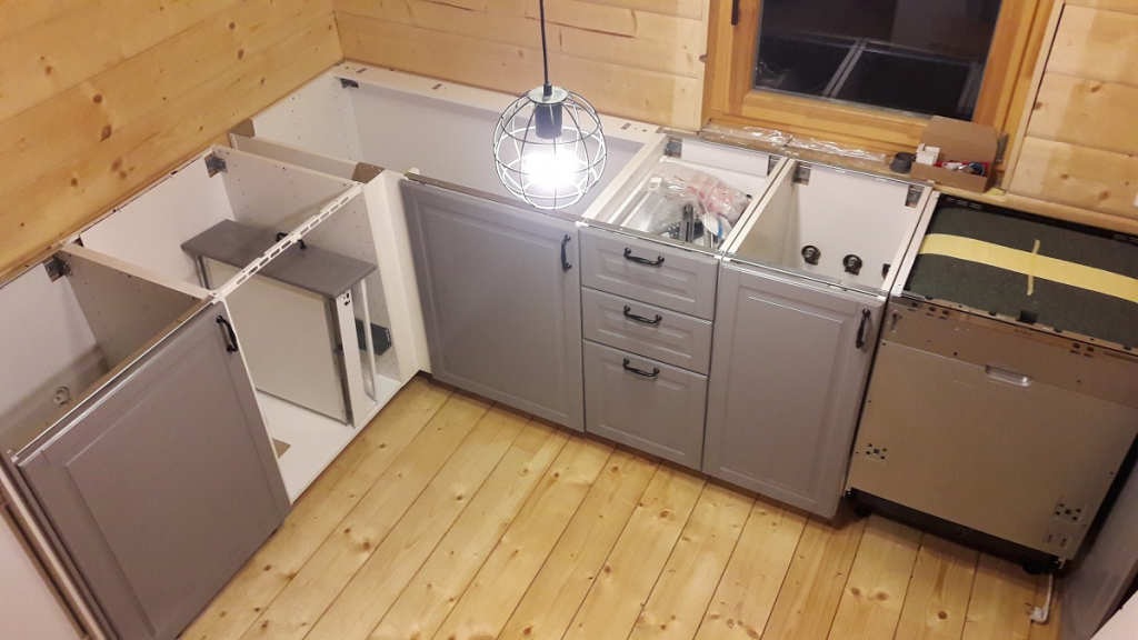 Угловая кухня под ключ: нюансы ремонта и монтажа