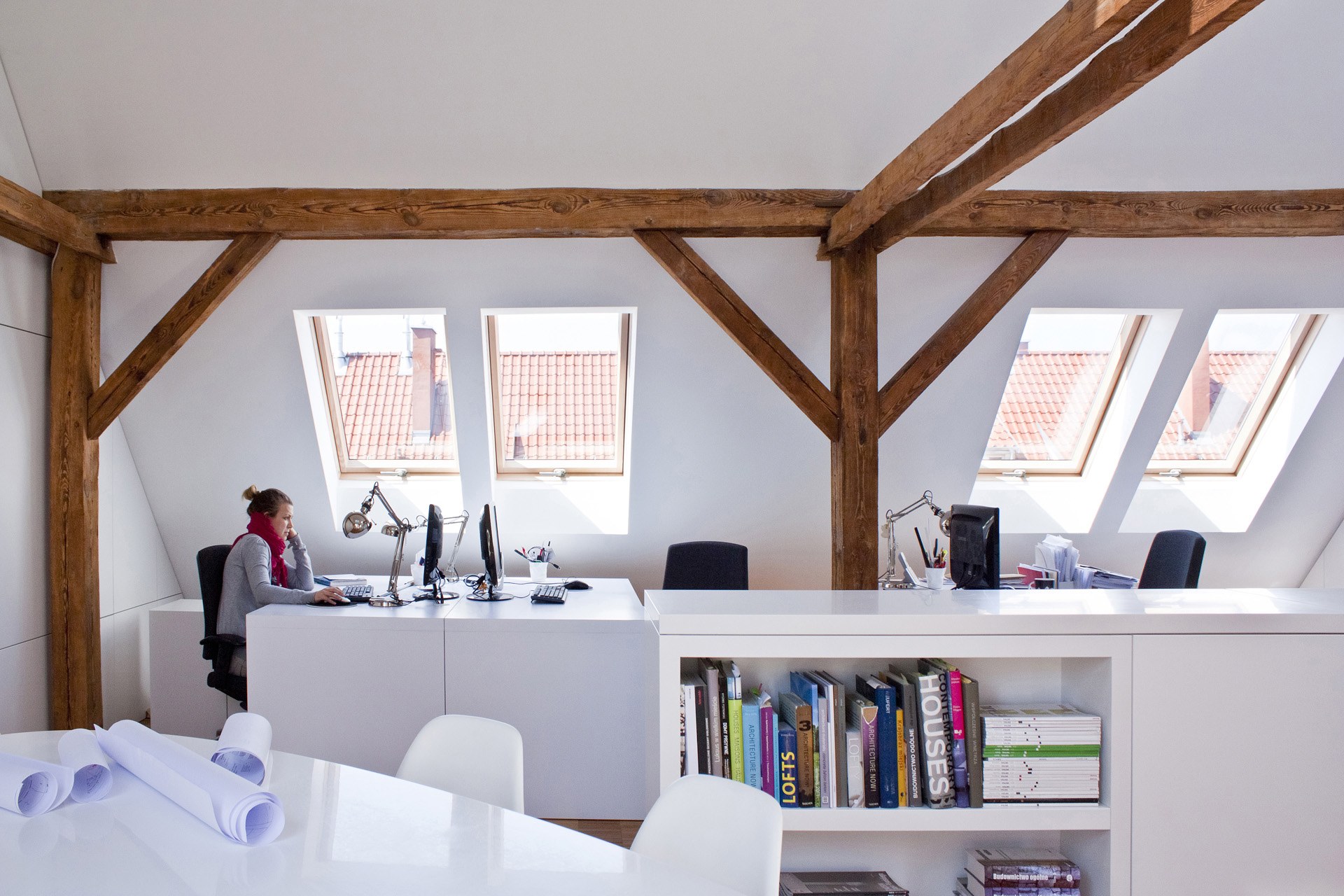 Кабинет на мансарде: как создать удобный офис под крышей