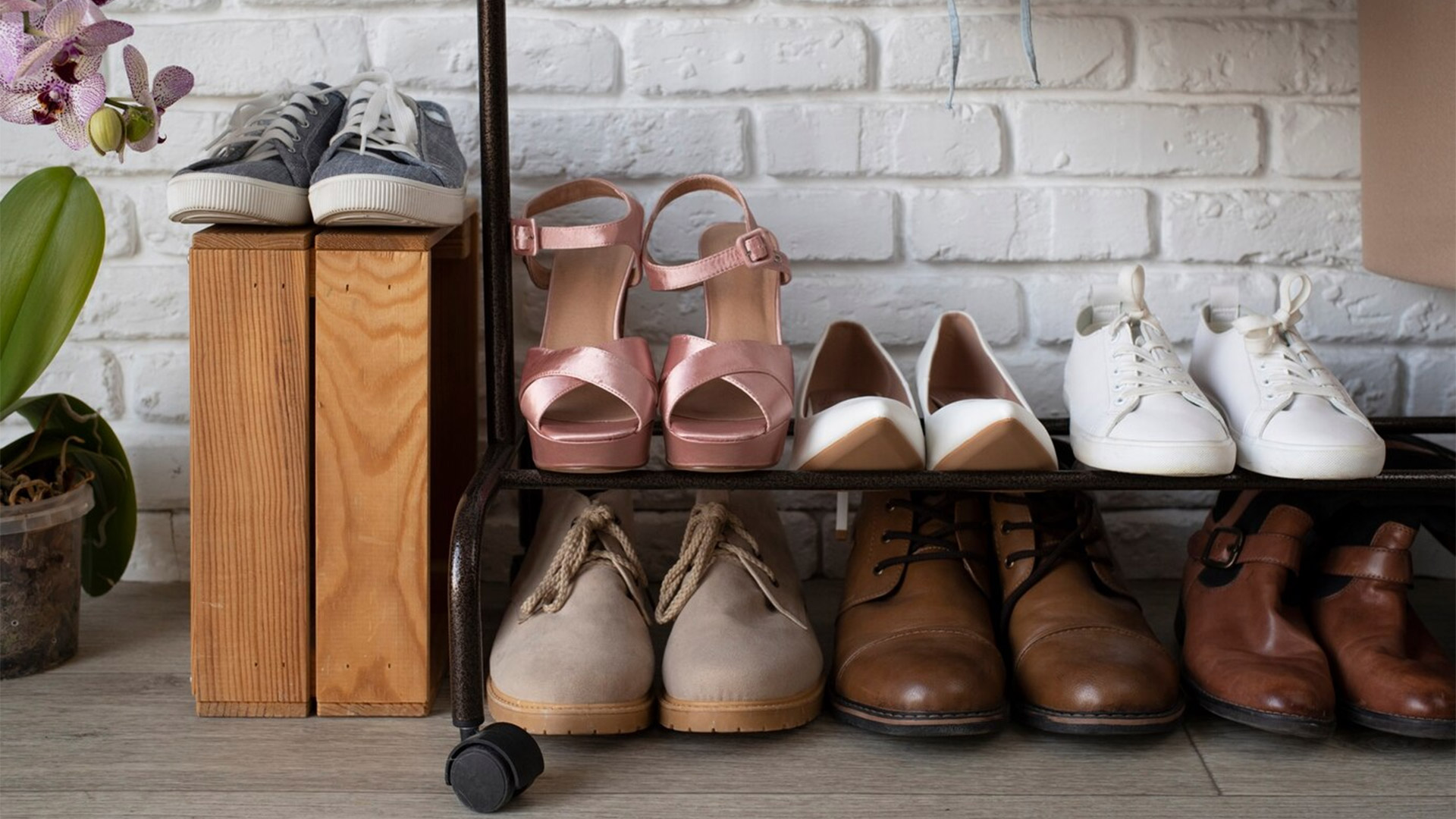 Как разместить обувь в маленькой прихожей: 6 практичных лайфхаков