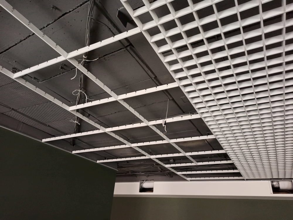 Как демонтировать подвесной потолок: безопасные и быстрые методы